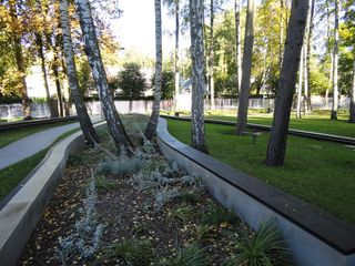Celiņu izbūve ar klinkera bruģa segumu 280 m2, ielas un trotuāra bruģēšana 740 m2, jumta dārza ierīkošana 200 m2, sporta laukuma izveide ar gumijas segumu 75 m2, stādījumu ierīkošana 915 m2, zāliena ierīkošana 1400 m2, mazo arhitektūras formu uzstādīšana, kā arī āra koka terašu uzstādīšana 112 m2. 14