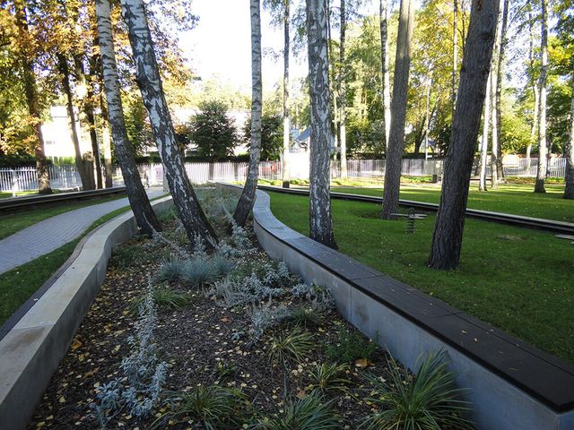 Celiņu izbūve ar klinkera bruģa segumu 280 m2, ielas un trotuāra bruģēšana 740 m2, jumta dārza ierīkošana 200 m2, sporta laukuma izveide ar gumijas segumu 75 m2, stādījumu ierīkošana 915 m2, zāliena ierīkošana 1400 m2, mazo arhitektūras formu uzstādīšana, kā arī āra koka terašu uzstādīšana 112 m2. 14