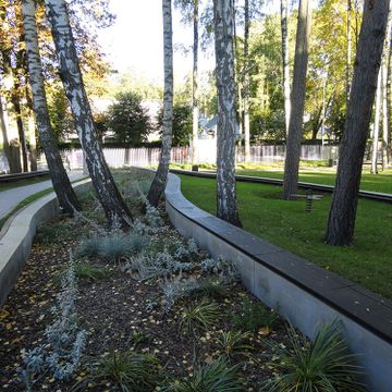 Celiņu izbūve ar klinkera bruģa segumu 280 m2, ielas un trotuāra bruģēšana 740 m2, jumta dārza ierīkošana 200 m2, sporta laukuma izveide ar gumijas segumu 75 m2, stādījumu ierīkošana 915 m2, zāliena ierīkošana 1400 m2, mazo arhitektūras formu uzstādīšana, kā arī āra koka terašu uzstādīšana 112 m2. 14