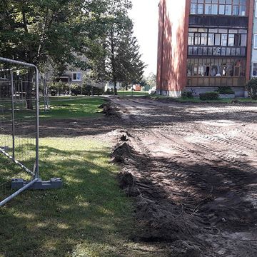 Bruģa seguma izbūve teritorijā, apstādījumu ierīkošana, labiekārtojuma elementu uzstādīšana 6