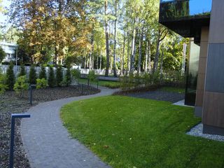 Celiņu izbūve ar klinkera bruģa segumu 280 m2, ielas un trotuāra bruģēšana 740 m2, jumta dārza ierīkošana 200 m2, sporta laukuma izveide ar gumijas segumu 75 m2, stādījumu ierīkošana 915 m2, zāliena ierīkošana 1400 m2, mazo arhitektūras formu uzstādīšana, kā arī āra koka terašu uzstādīšana 112 m2. 10