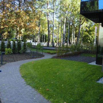Celiņu izbūve ar klinkera bruģa segumu 280 m2, ielas un trotuāra bruģēšana 740 m2, jumta dārza ierīkošana 200 m2, sporta laukuma izveide ar gumijas segumu 75 m2, stādījumu ierīkošana 915 m2, zāliena ierīkošana 1400 m2, mazo arhitektūras formu uzstādīšana, kā arī āra koka terašu uzstādīšana 112 m2. 10
