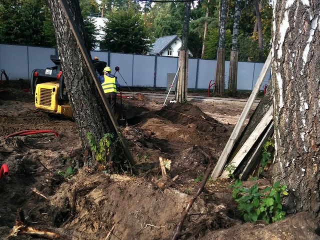 Celiņu izbūve ar klinkera bruģa segumu 280 m2, ielas un trotuāra bruģēšana 740 m2, jumta dārza ierīkošana 200 m2, sporta laukuma izveide ar gumijas segumu 75 m2, stādījumu ierīkošana 915 m2, zāliena ierīkošana 1400 m2, mazo arhitektūras formu uzstādīšana, kā arī āra koka terašu uzstādīšana 112 m2. 2