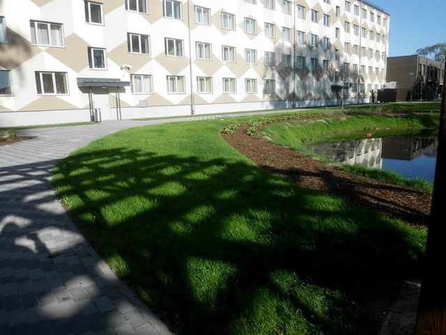 Bruģa un asfalta ieklāšana ceļiem un laukumiem, zāliena un apstādījumu ierīkošana, labiekārtojuma elementu uzstādīšana 23