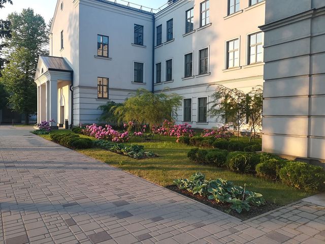 Pīlādžu dižstādu stādīšana 109 gb., 5200m2 zāliena ierīkošana ar reljefā izveidotām zāliena piramīdām, dekoratīvie stādījumi 280 m2, kā arī mazo arhitektūras formu uzstādīšana 1