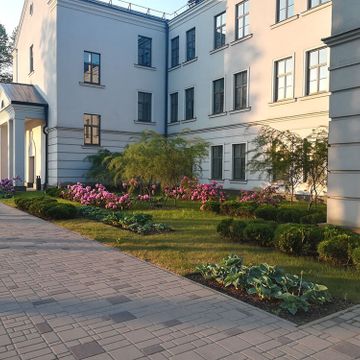 Pīlādžu dižstādu stādīšana 109 gb., 5200m2 zāliena ierīkošana ar reljefā izveidotām zāliena piramīdām, dekoratīvie stādījumi 280 m2, kā arī mazo arhitektūras formu uzstādīšana 1