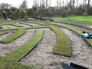 Paklājzālienas labirinta izbūve Rundāles pils parkā 1