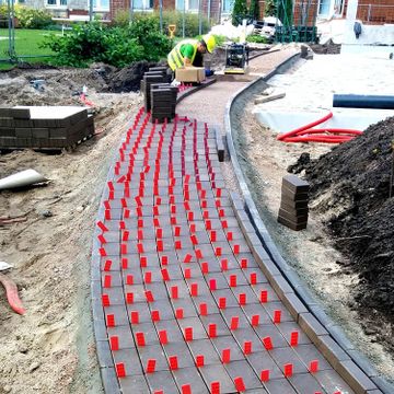 Celiņu izbūve ar klinkera bruģa segumu 280 m2, ielas un trotuāra bruģēšana 740 m2, jumta dārza ierīkošana 200 m2, sporta laukuma izveide ar gumijas segumu 75 m2, stādījumu ierīkošana 915 m2, zāliena ierīkošana 1400 m2, mazo arhitektūras formu uzstādīšana, kā arī āra koka terašu uzstādīšana 112 m2. 5
