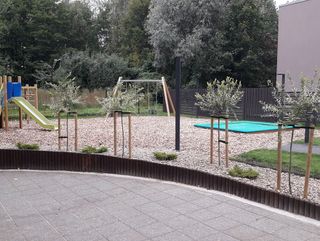 zāliena un apstādījumu ierīkošana, koksnes šķeldas seguma izbūve rotaļu laukumam 10