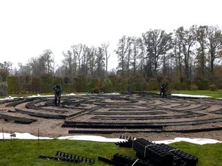 Paklājzālienas labirinta izbūve Rundāles pils parkā 7