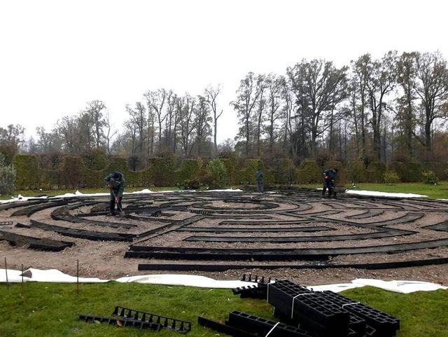 Paklājzālienas labirinta izbūve Rundāles pils parkā 7