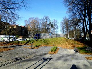 Pīlādžu dižstādu stādīšana 109 gb., 5200m2 zāliena ierīkošana ar reljefā izveidotām zāliena piramīdām, dekoratīvie stādījumi 280 m2, kā arī mazo arhitektūras formu uzstādīšana 15