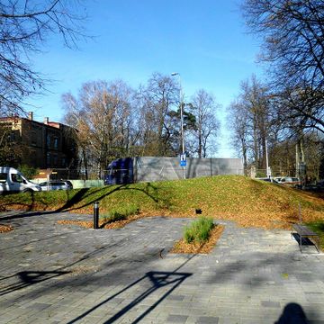 Pīlādžu dižstādu stādīšana 109 gb., 5200m2 zāliena ierīkošana ar reljefā izveidotām zāliena piramīdām, dekoratīvie stādījumi 280 m2, kā arī mazo arhitektūras formu uzstādīšana 15