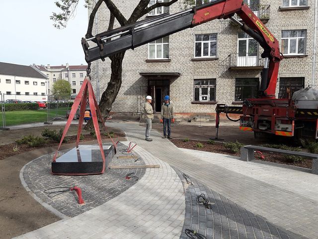Betona un granīta bruģa/plākšņu ieklāšana celiņiem un laukumiem, labiekārtojuma elementu un pieminekļa uzstādīšana, zāliena un apstādījumu ierīkošana 7
