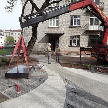 Betona un granīta bruģa/plākšņu ieklāšana celiņiem un laukumiem, labiekārtojuma elementu un pieminekļa uzstādīšana, zāliena un apstādījumu ierīkošana 7