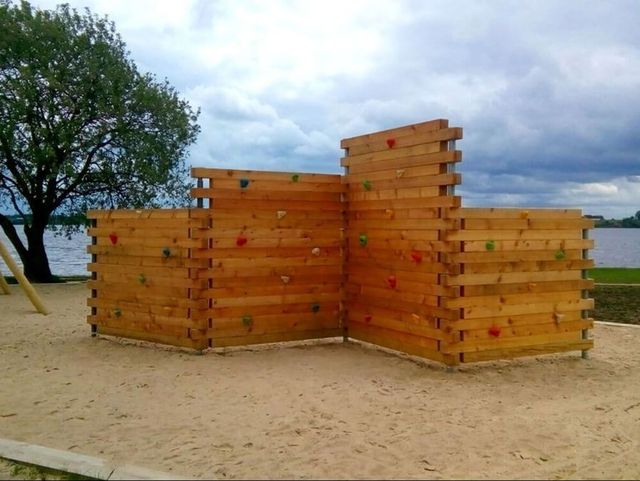 sporta laukumu izbūve, labiekārtojuma elementu uzstādīšana, rotaļu iekārtu un sporta inventāra piegāde un uzstādīšana, zāliena un apstādījumu ierīkošana 18