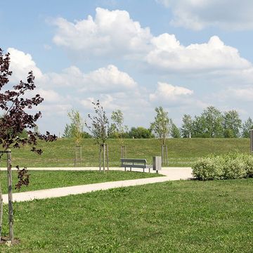 sporta laukumu izbūve, labiekārtojuma elementu uzstādīšana, rotaļu iekārtu un sporta inventāra piegāde un uzstādīšana, zāliena un apstādījumu ierīkošana 4