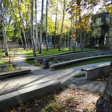 Celiņu izbūve ar klinkera bruģa segumu 280 m2, ielas un trotuāra bruģēšana 740 m2, jumta dārza ierīkošana 200 m2, sporta laukuma izveide ar gumijas segumu 75 m2, stādījumu ierīkošana 915 m2, zāliena ierīkošana 1400 m2, mazo arhitektūras formu uzstādīšana, kā arī āra koka terašu uzstādīšana 112 m2. 18