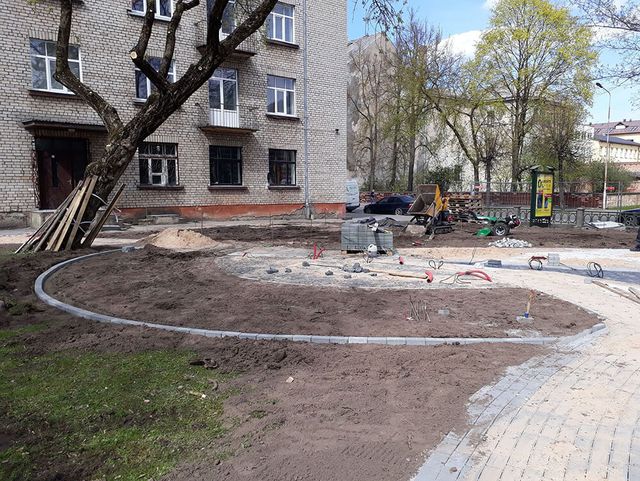 Betona un granīta bruģa/plākšņu ieklāšana celiņiem un laukumiem, labiekārtojuma elementu un pieminekļa uzstādīšana, zāliena un apstādījumu ierīkošana 4