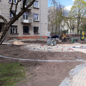 Betona un granīta bruģa/plākšņu ieklāšana celiņiem un laukumiem, labiekārtojuma elementu un pieminekļa uzstādīšana, zāliena un apstādījumu ierīkošana 4