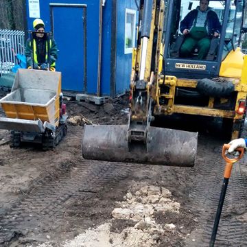 Celiņu izbūve ar klinkera bruģa segumu 280 m2, ielas un trotuāra bruģēšana 740 m2, jumta dārza ierīkošana 200 m2, sporta laukuma izveide ar gumijas segumu 75 m2, stādījumu ierīkošana 915 m2, zāliena ierīkošana 1400 m2, mazo arhitektūras formu uzstādīšana, kā arī āra koka terašu uzstādīšana 112 m2. 6