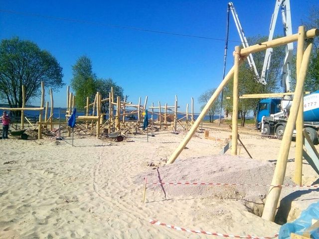 sporta laukumu izbūve, labiekārtojuma elementu uzstādīšana, rotaļu iekārtu un sporta inventāra piegāde un uzstādīšana, zāliena un apstādījumu ierīkošana 15