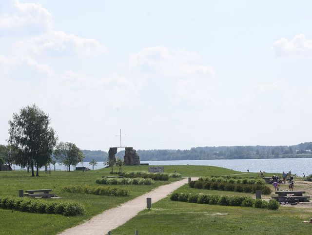 sporta laukumu izbūve, labiekārtojuma elementu uzstādīšana, rotaļu iekārtu un sporta inventāra piegāde un uzstādīšana, zāliena un apstādījumu ierīkošana 8