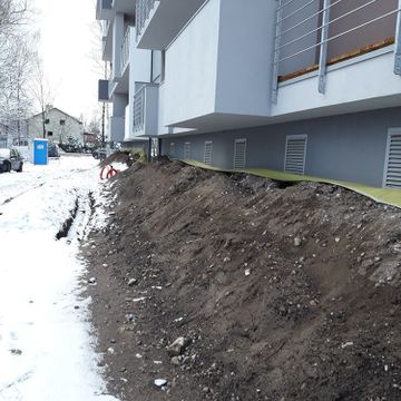 zāliena un apstādījumu ierīkošana, koksnes šķeldas seguma izbūve rotaļu laukumam 5