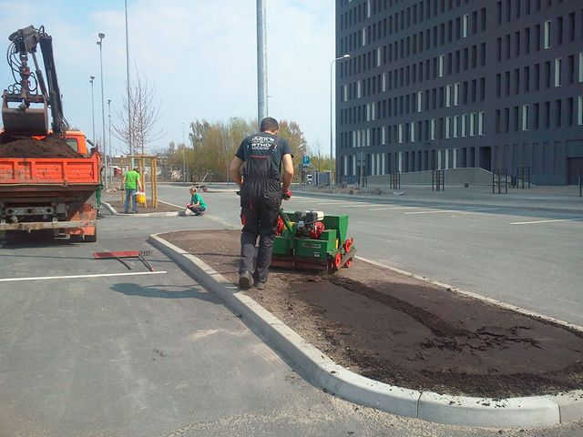 Koku dižstādu, krūmu stādīšana, solu, urnu, koku konteineru, velostatīvu, koku stumbru un sakņu aizsargu, karogu mastu, žogu uzstādīšana 2