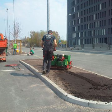 Koku dižstādu, krūmu stādīšana, solu, urnu, koku konteineru, velostatīvu, koku stumbru un sakņu aizsargu, karogu mastu, žogu uzstādīšana 2
