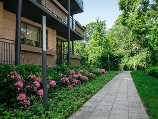 Bruģa celiņu un laukumu izbūve, jumta dārza ierīkošana, līmēto oļu seguma izveide, terašu uzstādīšana, zāliena un apstādījumu ierīkošana, labiekārtojuma elementu uzstādīšana 9