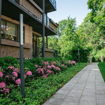 Bruģa celiņu un laukumu izbūve, jumta dārza ierīkošana, līmēto oļu seguma izveide, terašu uzstādīšana, zāliena un apstādījumu ierīkošana, labiekārtojuma elementu uzstādīšana 9