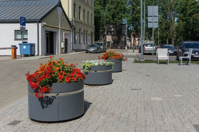 Nogāžu stiprināšana ar dabīgo ģeopaklāju, zālienšūnu ieklāšana, zāliena un apstādījumu ierīkošana, celiņu un laukumu bruģēšana un asfaltēšana, labiekārtojuma elementu (soli, atkritumu urnas, voloturētāji, karogu masti) uzstādīšana 1