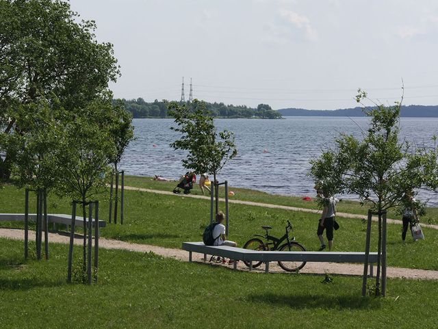 sporta laukumu izbūve, labiekārtojuma elementu uzstādīšana, rotaļu iekārtu un sporta inventāra piegāde un uzstādīšana, zāliena un apstādījumu ierīkošana 9