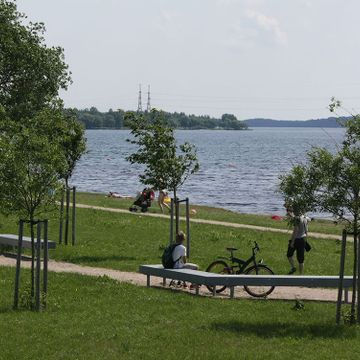 sporta laukumu izbūve, labiekārtojuma elementu uzstādīšana, rotaļu iekārtu un sporta inventāra piegāde un uzstādīšana, zāliena un apstādījumu ierīkošana 9
