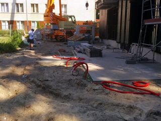 Celiņu izbūve ar klinkera bruģa segumu 280 m2, ielas un trotuāra bruģēšana 740 m2, jumta dārza ierīkošana 200 m2, sporta laukuma izveide ar gumijas segumu 75 m2, stādījumu ierīkošana 915 m2, zāliena ierīkošana 1400 m2, mazo arhitektūras formu uzstādīšana, kā arī āra koka terašu uzstādīšana 112 m2. 8