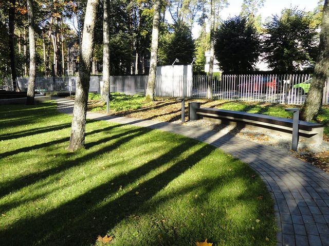 Celiņu izbūve ar klinkera bruģa segumu 280 m2, ielas un trotuāra bruģēšana 740 m2, jumta dārza ierīkošana 200 m2, sporta laukuma izveide ar gumijas segumu 75 m2, stādījumu ierīkošana 915 m2, zāliena ierīkošana 1400 m2, mazo arhitektūras formu uzstādīšana, kā arī āra koka terašu uzstādīšana 112 m2. 15