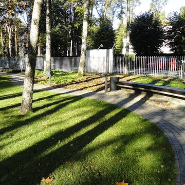 Celiņu izbūve ar klinkera bruģa segumu 280 m2, ielas un trotuāra bruģēšana 740 m2, jumta dārza ierīkošana 200 m2, sporta laukuma izveide ar gumijas segumu 75 m2, stādījumu ierīkošana 915 m2, zāliena ierīkošana 1400 m2, mazo arhitektūras formu uzstādīšana, kā arī āra koka terašu uzstādīšana 112 m2. 15