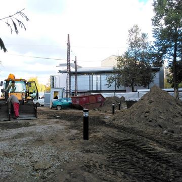 Pīlādžu dižstādu stādīšana 109 gb., 5200m2 zāliena ierīkošana ar reljefā izveidotām zāliena piramīdām, dekoratīvie stādījumi 280 m2, kā arī mazo arhitektūras formu uzstādīšana 5