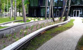 Celiņu izbūve ar klinkera bruģa segumu 280 m2, ielas un trotuāra bruģēšana 740 m2, jumta dārza ierīkošana 200 m2, sporta laukuma izveide ar gumijas segumu 75 m2, stādījumu ierīkošana 915 m2, zāliena ierīkošana 1400 m2, mazo arhitektūras formu uzstādīšana, kā arī āra koka terašu uzstādīšana 112 m2. 20