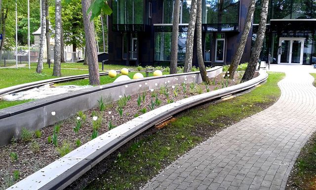 Celiņu izbūve ar klinkera bruģa segumu 280 m2, ielas un trotuāra bruģēšana 740 m2, jumta dārza ierīkošana 200 m2, sporta laukuma izveide ar gumijas segumu 75 m2, stādījumu ierīkošana 915 m2, zāliena ierīkošana 1400 m2, mazo arhitektūras formu uzstādīšana, kā arī āra koka terašu uzstādīšana 112 m2. 20