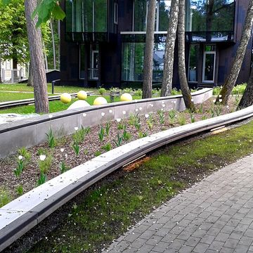 Celiņu izbūve ar klinkera bruģa segumu 280 m2, ielas un trotuāra bruģēšana 740 m2, jumta dārza ierīkošana 200 m2, sporta laukuma izveide ar gumijas segumu 75 m2, stādījumu ierīkošana 915 m2, zāliena ierīkošana 1400 m2, mazo arhitektūras formu uzstādīšana, kā arī āra koka terašu uzstādīšana 112 m2. 20