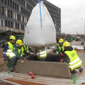 Koku dižstādu, krūmu stādīšana, solu, urnu, koku konteineru, velostatīvu, koku stumbru un sakņu aizsargu, karogu mastu, žogu uzstādīšana 5