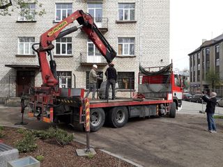 Betona un granīta bruģa/plākšņu ieklāšana celiņiem un laukumiem, labiekārtojuma elementu un pieminekļa uzstādīšana, zāliena un apstādījumu ierīkošana 8