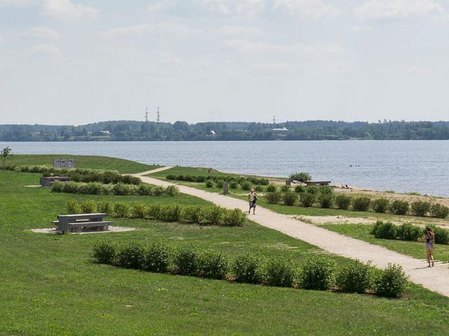sporta laukumu izbūve, labiekārtojuma elementu uzstādīšana, rotaļu iekārtu un sporta inventāra piegāde un uzstādīšana, zāliena un apstādījumu ierīkošana 2