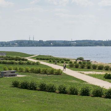 sporta laukumu izbūve, labiekārtojuma elementu uzstādīšana, rotaļu iekārtu un sporta inventāra piegāde un uzstādīšana, zāliena un apstādījumu ierīkošana 2