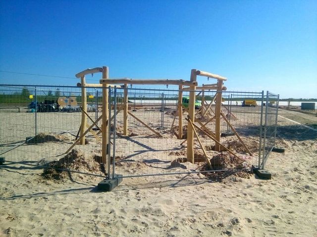 sporta laukumu izbūve, labiekārtojuma elementu uzstādīšana, rotaļu iekārtu un sporta inventāra piegāde un uzstādīšana, zāliena un apstādījumu ierīkošana 17