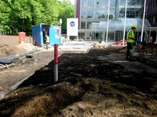 Nogāžu stiprināšana ar dabīgo ģeopaklāju, zālienšūnu ieklāšana, zāliena un apstādījumu ierīkošana, celiņu un laukumu bruģēšana un asfaltēšana, labiekārtojuma elementu (soli, atkritumu urnas, voloturētāji, karogu masti) uzstādīšana 5