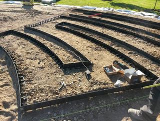 Paklājzālienas labirinta izbūve Rundāles pils parkā 3