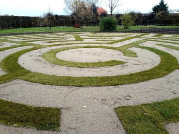 Paklājzālienas labirinta izbūve Rundāles pils parkā 13